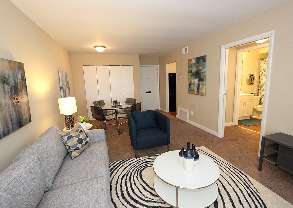 Cuyahoga One Bedroom - Living/Dining Space
