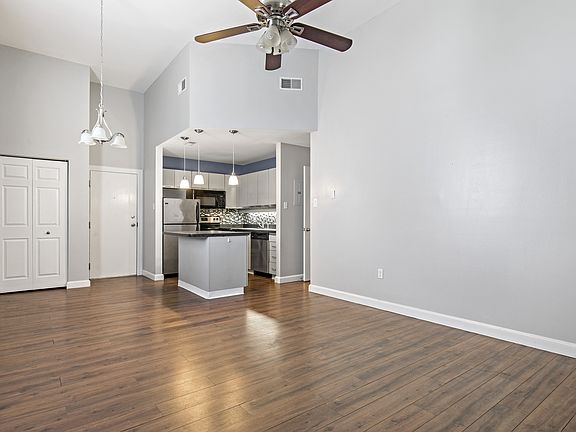 2nd image of 1052 S Kingshighway Blvd #D