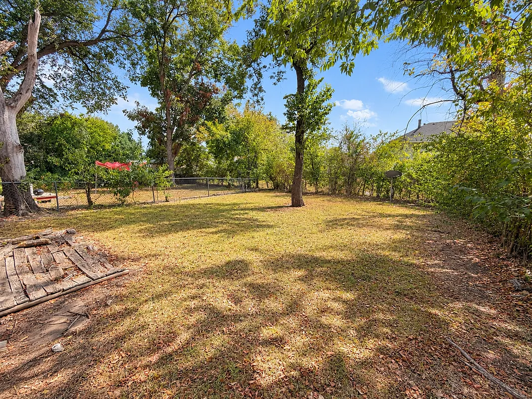 2 bed, 1.0 bath, 709 sqft, $1,200 — Photo 3