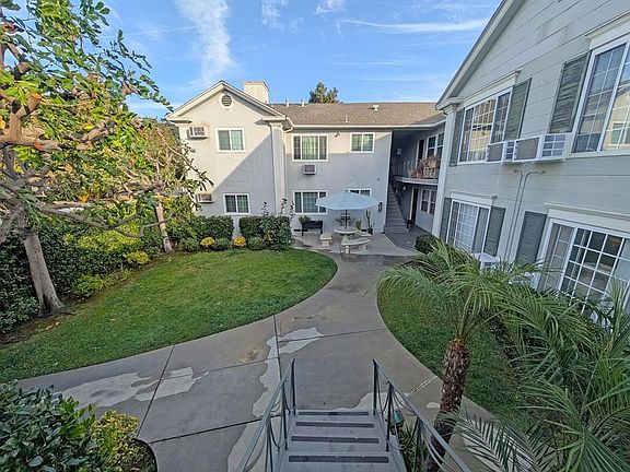 3rd image of 12024 Moorpark St #11