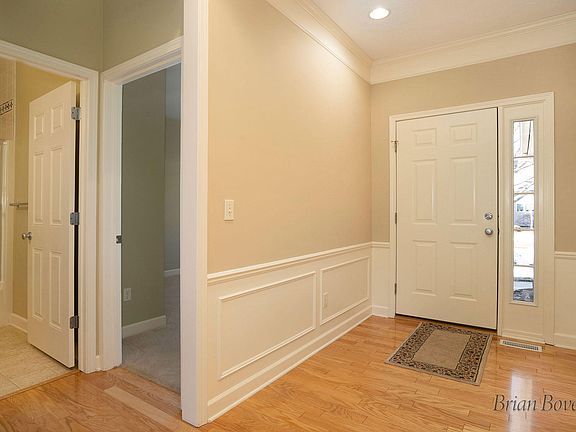 3rd image of 2920 Woodridge Cir NE