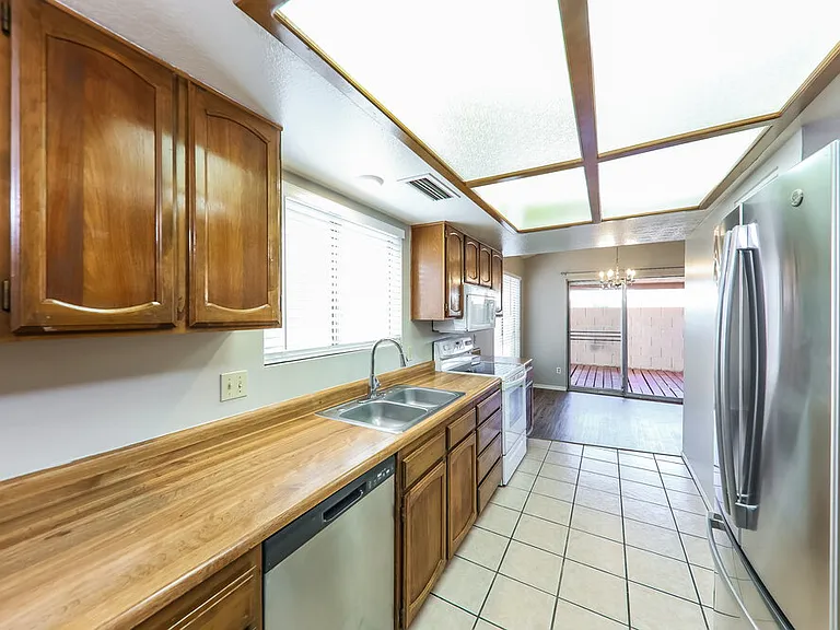 429 E Utopia Rd — Photo 9