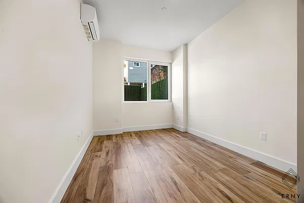 Bedroom, photo 1