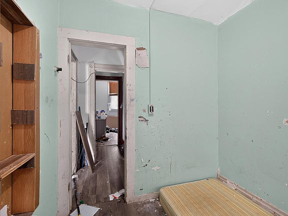 4th image of 909 N Johnson St
