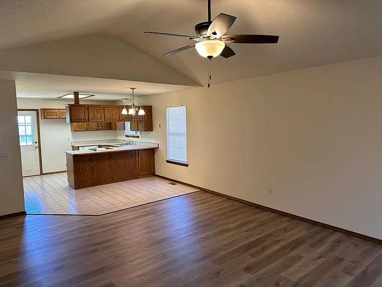 863 S Hickory Ln — Photo 5