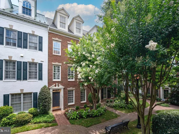 1208 Roundhouse Ln, Alexandria, VA 22314