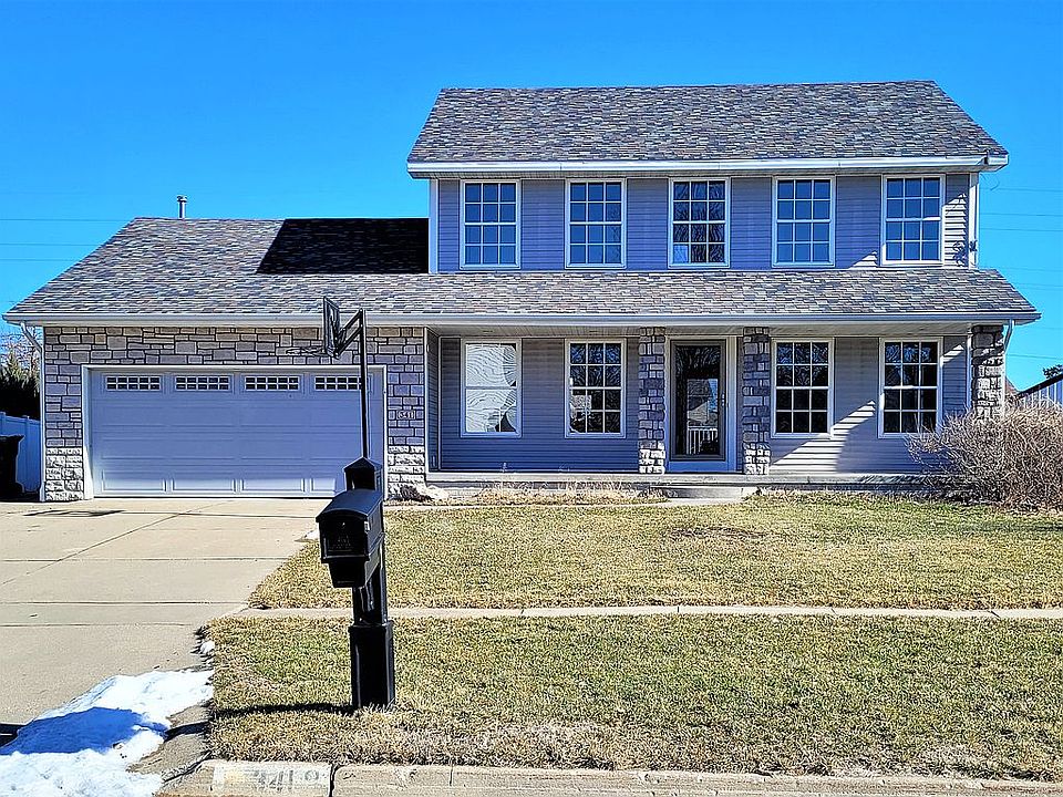 Gorgeous curb appeal!