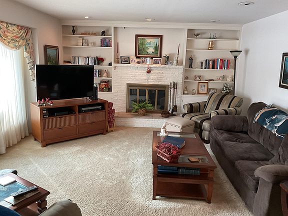4th image of 2585 Union Ave NE