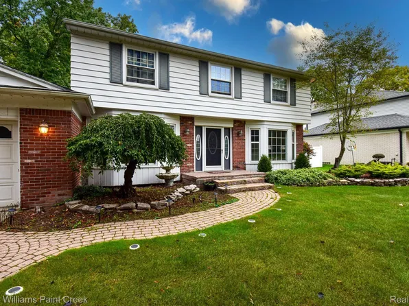 20053 S Riverhill Dr, Clinton Township, MI 48036