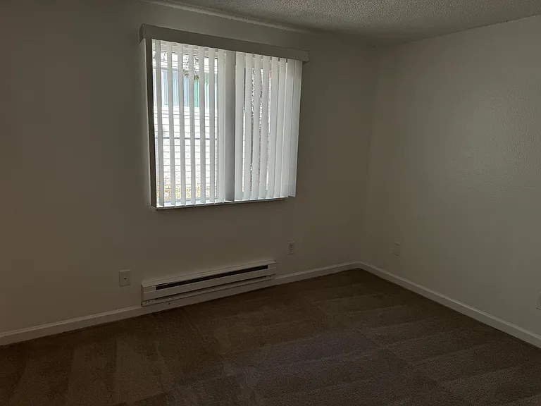 Emerald Park Apartments — Photo 34