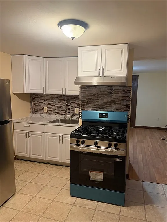 2 bed, 1.0 bath, 9999 sqft, $1,800 — Photo 1
