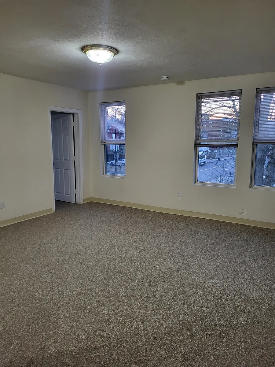 Building Photo - 947 River St #3
