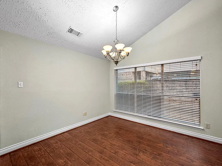 1915 Creek Valley Ln — Photo 8