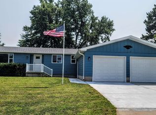 2219 Indian Acres Dr, Hastings, NE 68901