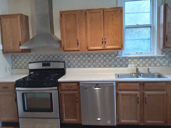 Kitchen has dishwasher, disposal, gas stove, large fridge