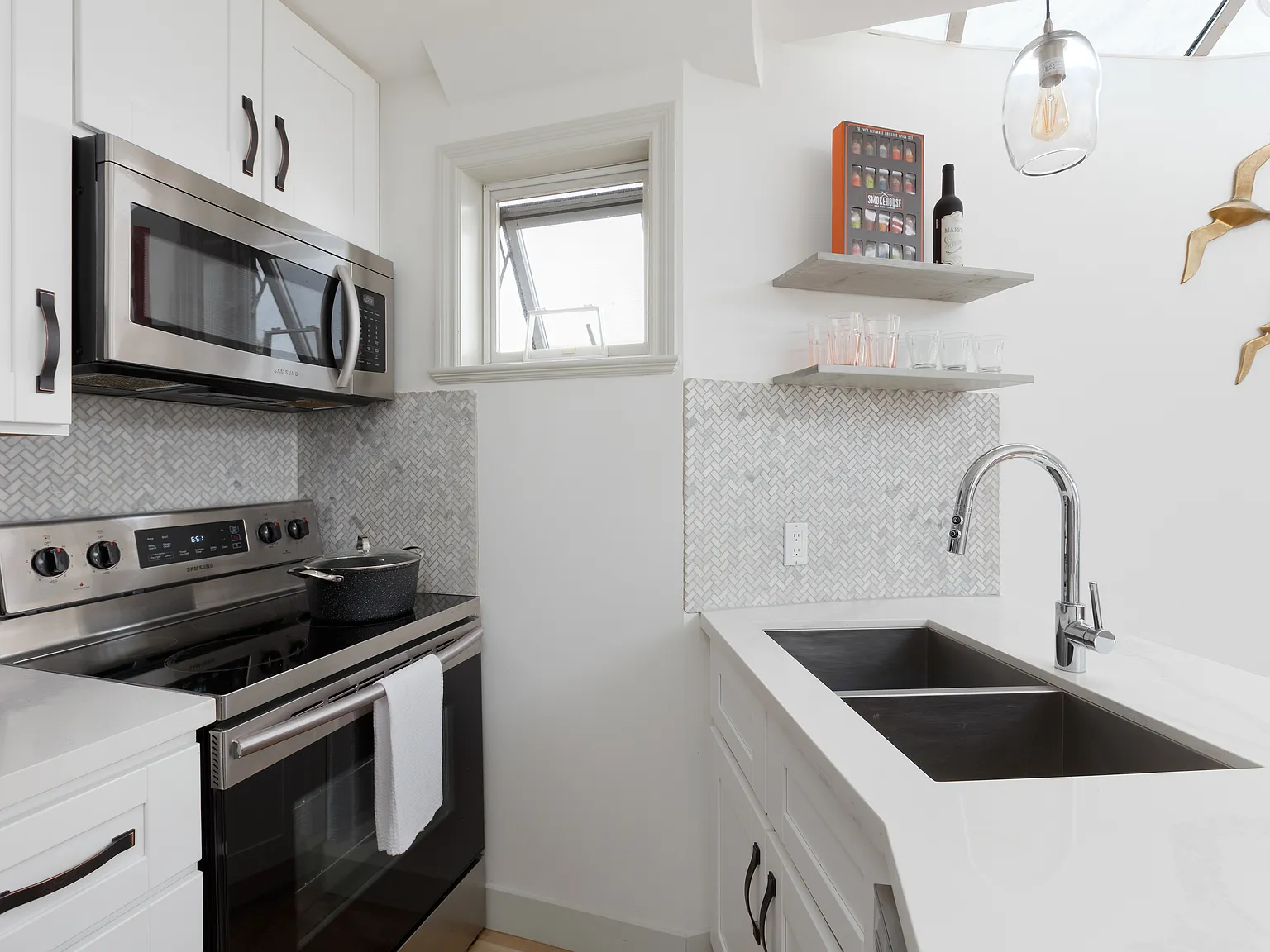 2 bed, 850 sqft, $4,200 — Photo 4