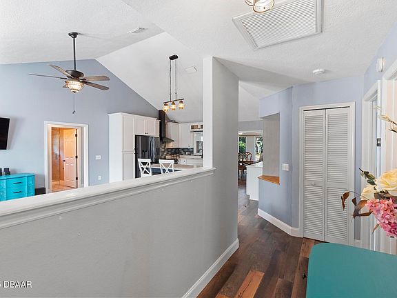 5th image of 206 Sandspur Ln