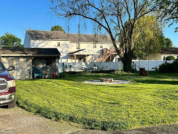 3rd image of 6 Brookside Cir