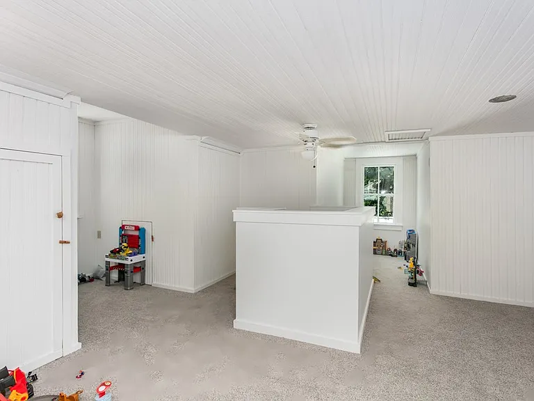 112 N Acorn St — Photo 16