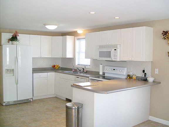 Large Kitchen w/Bfast Bar
