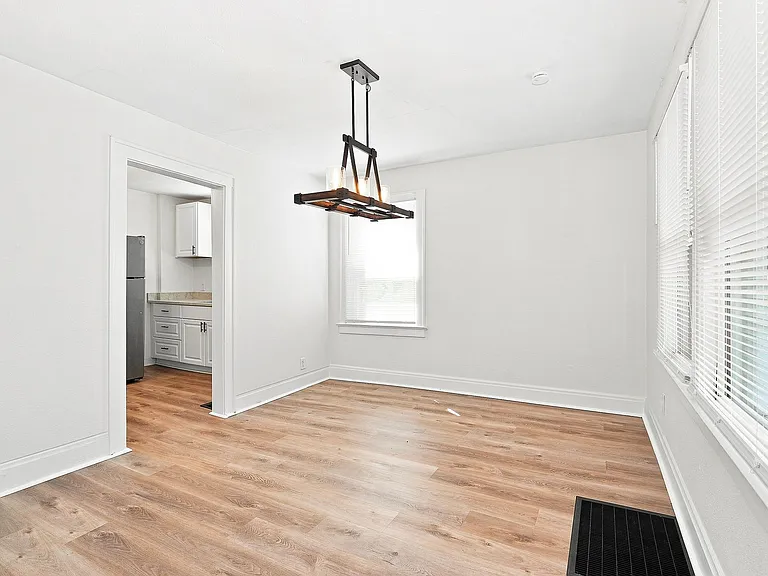 1112 Peters Ave — Photo 5