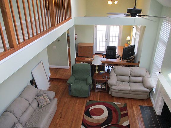 4th image of 3 Selden Ct