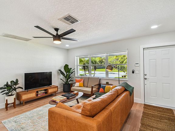 5th image of 702 NE 10th Avenue