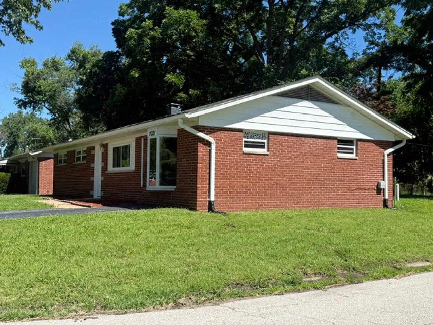 For Rent Four Bedroom and One and a half Bath — Photo 4