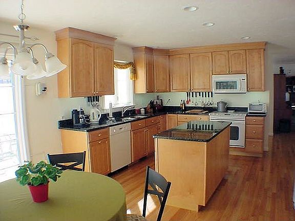 Beautiful Kitchen with Granite