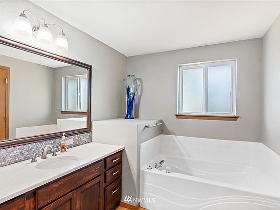 4th image of 160 Skylark Court E