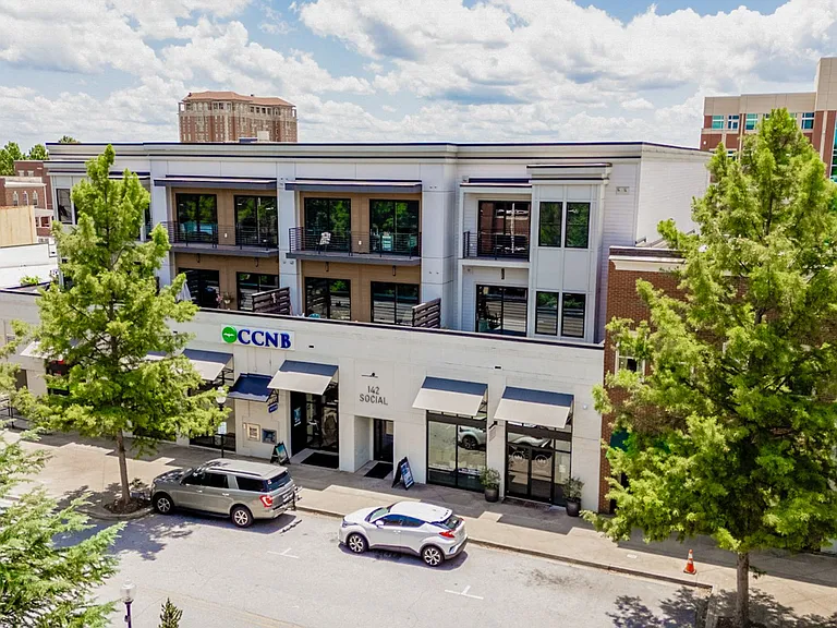 142 Social: Luxury 1 & 2 bedroom apartments with private outdoor space and covered, secured parking. — Photo 14