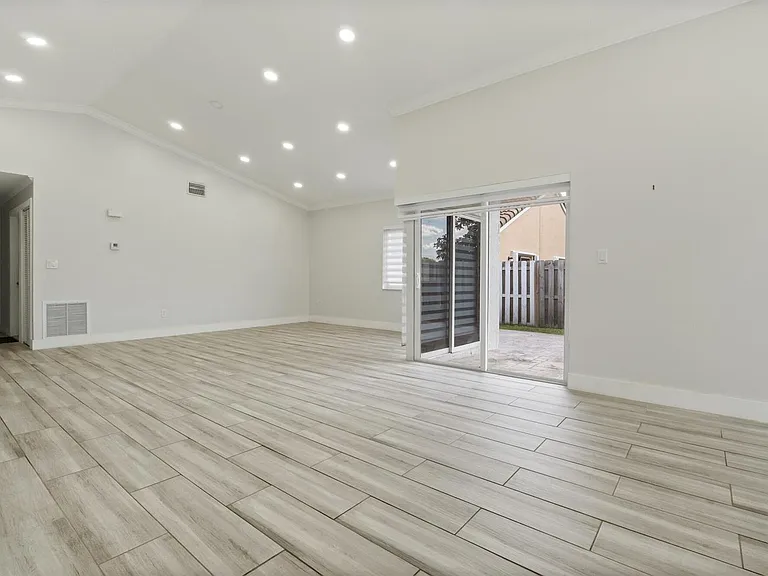 15037 Brighton Ln — Photo 12