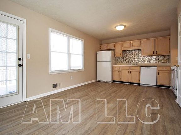 4th image of 401 Oak Landing Cir