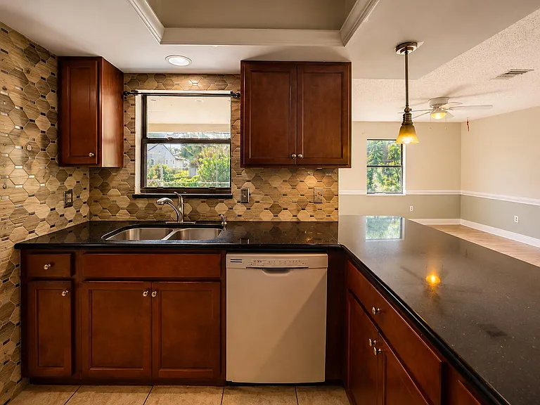 342 NW Curtis St — Photo 5