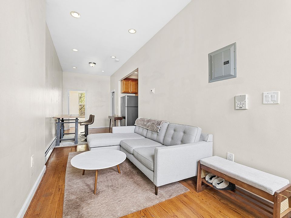 1st image of 305 W 123rd St APT 3