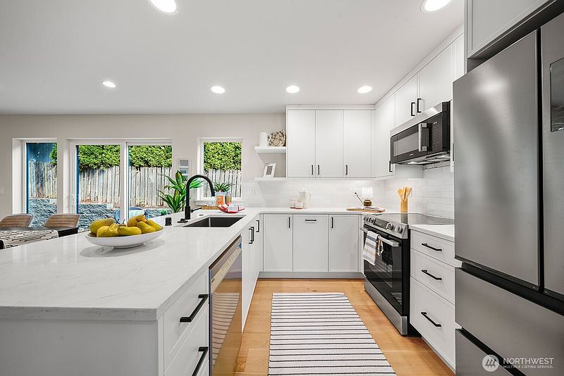 3rd image of 6030 41st Avenue NE