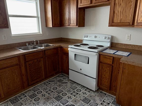 5th image of 925 W Morton St