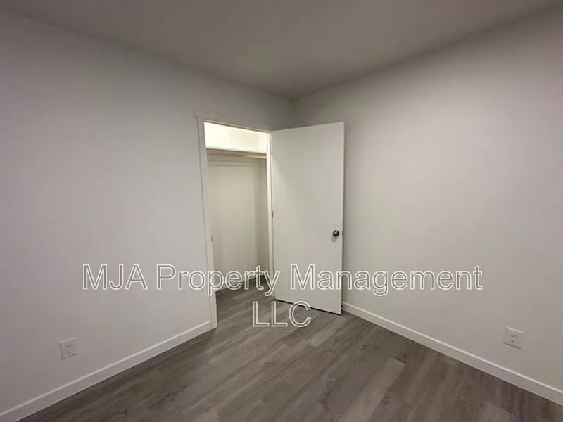 Building Photo - 498 E Fort Union Blvd #498