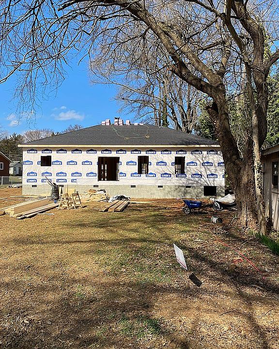 2nd image of 1442 Greenwood Ln