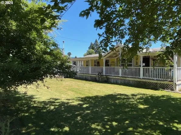 952 Mathis Hill Rd, Yoncalla, OR 97499