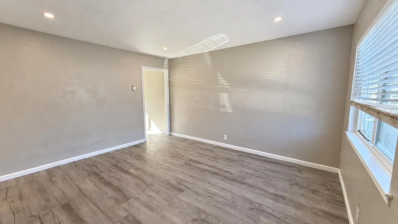2 bed, 725 sqft, $3,050 — Photo 3