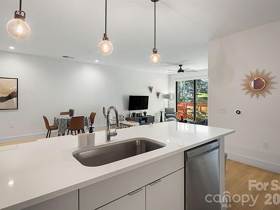 5th image of 68 Craven St #401