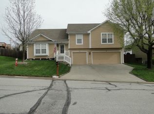1705 SE Ridgewood Dr, Blue Springs, MO 64014