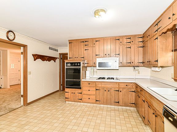 4th image of 810 Fernwood Ct