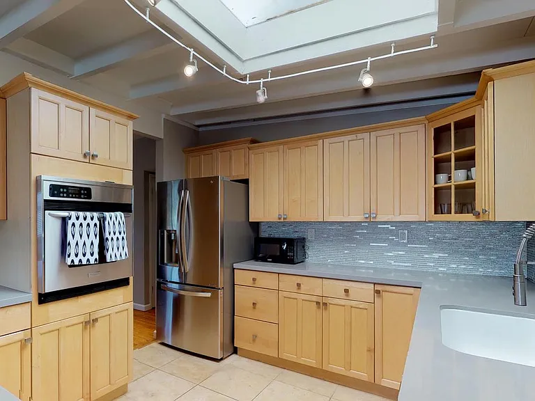 710 Telford Ave — Photo 9