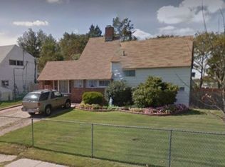 2 Meeting Ln, Hicksville, NY 11801
