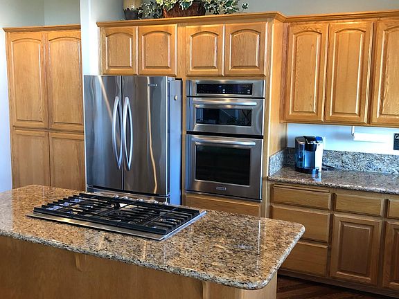 Gourmet Kitchen with granite counter tops and stainless steel appliances. Gas Stovetop. French Door refrigerator with water and ice maker, Oven/microwave/convection combined.