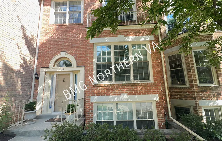 2105 Kings Garden Way — Photo 2