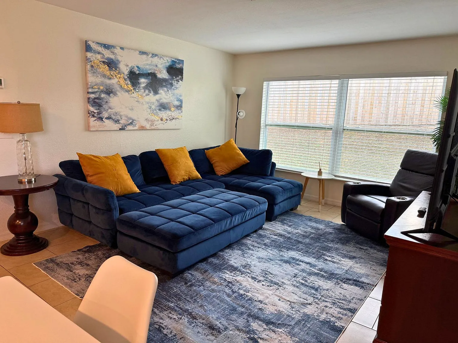 3 bed, 2.0 bath, 1205 sqft, $3,084 — Photo 2