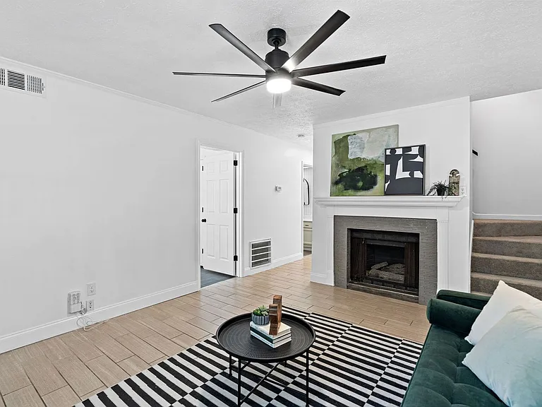 304 Deerpoint Dr — Photo 3